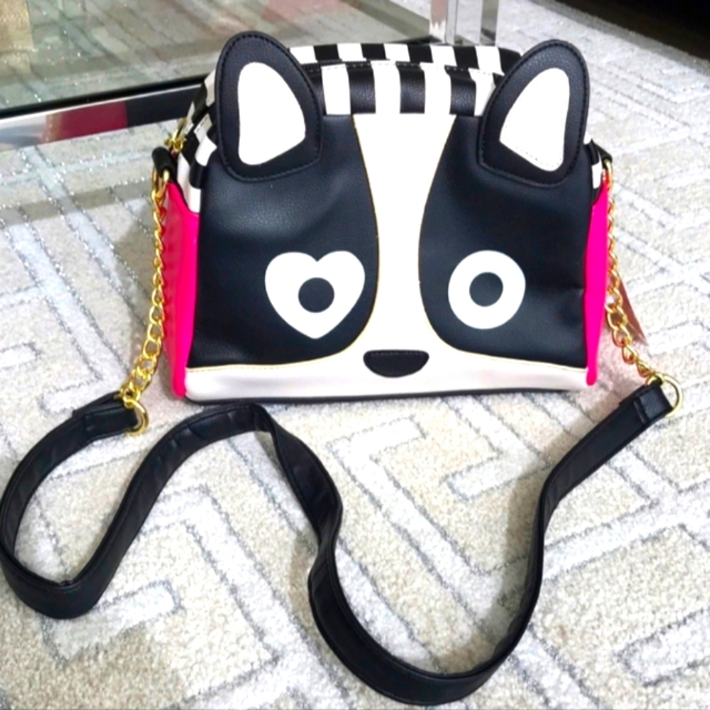 - NWT 💕 BETSEY JOHNSON KITTY CROSSBODY BAG! BLACK, WHITE & FUSHIA!